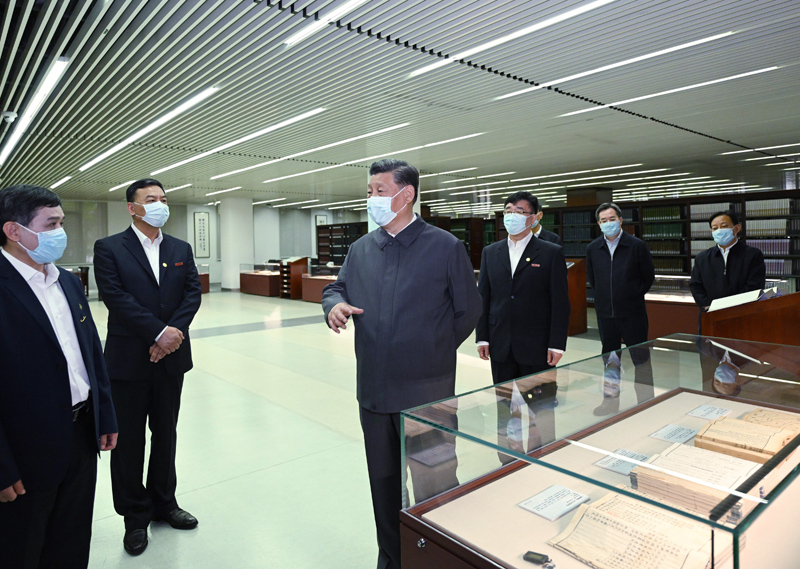 2022年4月25日，習(xí)近平來到中國人民大學(xué)考察調(diào)研。這是他在圖書館考察。
