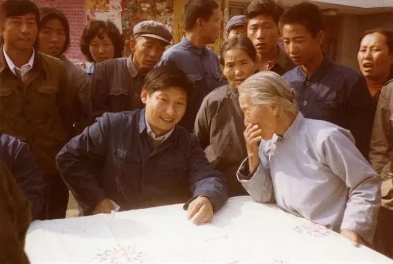 1983年，時(shí)任河北正定縣委書記的習(xí)近平，臨時(shí)在大街上擺桌子聽取老百姓意見。