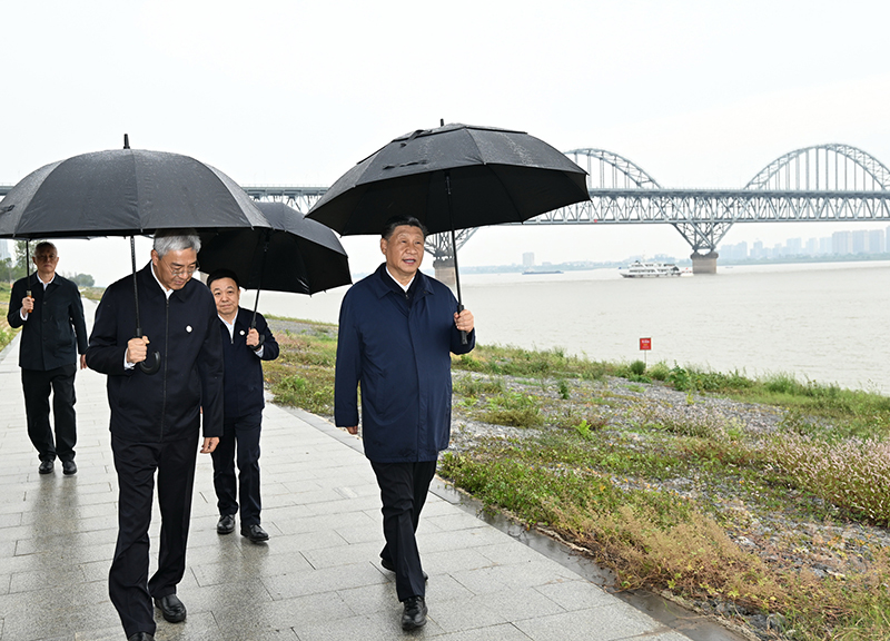 2023年10月10日，習近平總書記在江西省九江市長江國家文化公園九江城區(qū)段考察時，冒雨沿江堤步行察看沿岸風貌。