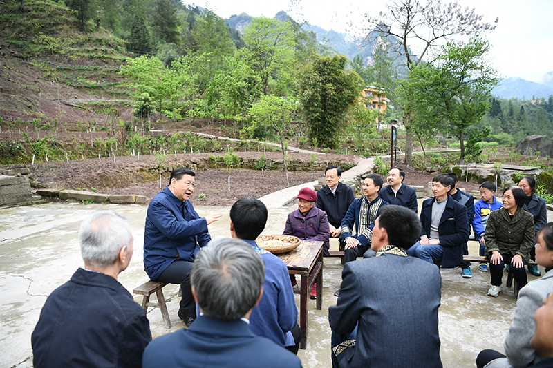 2019年4月15日，習近平總書記在重慶石柱土家族自治縣中益鄉(xiāng)華溪村同村民代表、基層干部、扶貧干部、鄉(xiāng)村醫(yī)生等圍坐在一起，共話脫貧攻堅。