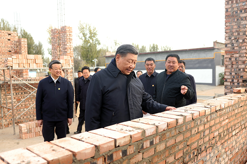 2023年11月10日，習近平總書記在河北保定涿州市刁窩鎮(zhèn)萬全莊村房屋重建施工現(xiàn)場考察。
