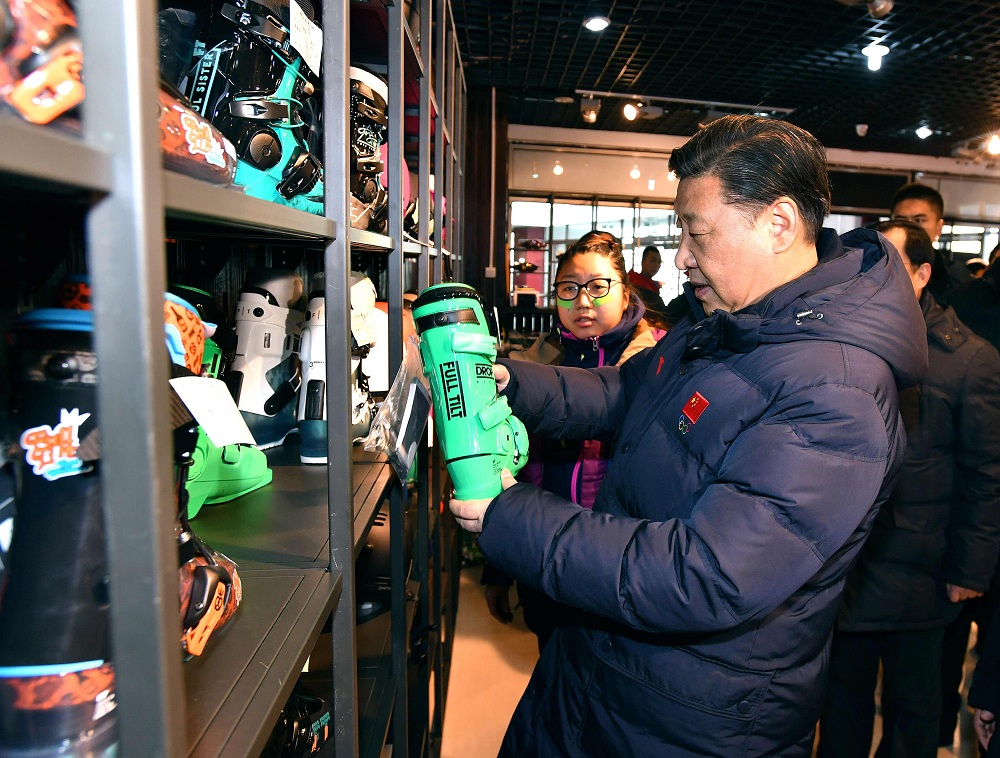 2017年1月23日，習(xí)近平總書記在河北省張家口市云頂滑雪場雪具大廳了解各式雪具的不同功用。