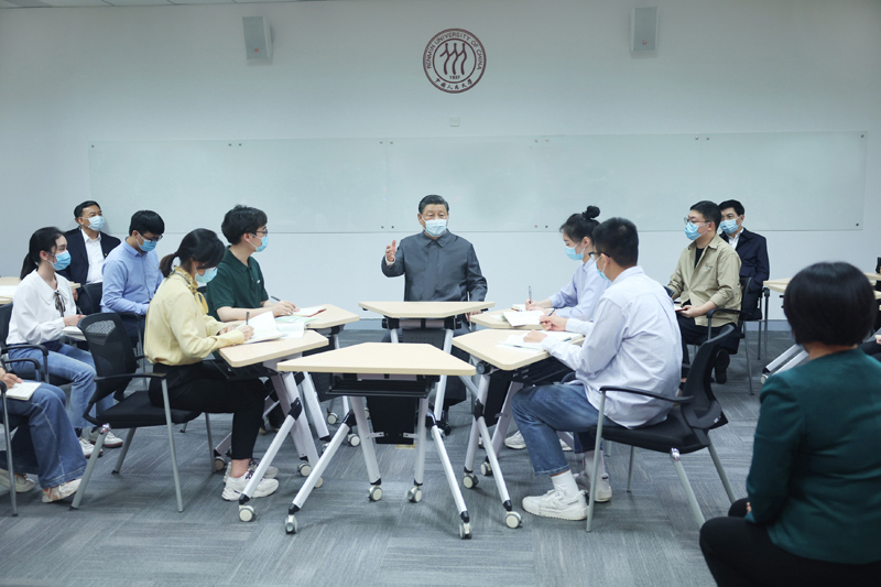 2022年4月25日，習(xí)近平總書記來到中國人民大學(xué)考察調(diào)研。這是總書記在立德樓觀摩思政課智慧教室現(xiàn)場教學(xué)并參與討論。