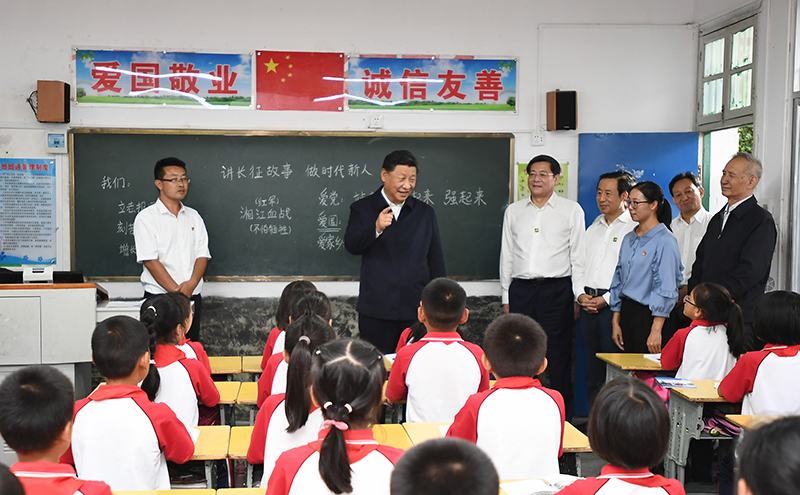 2020年9月16日，習(xí)近平總書記在湖南省郴州市汝城縣文明瑤族鄉(xiāng)第一片小學(xué)，同正在上思政課的同學(xué)們親切交流。
