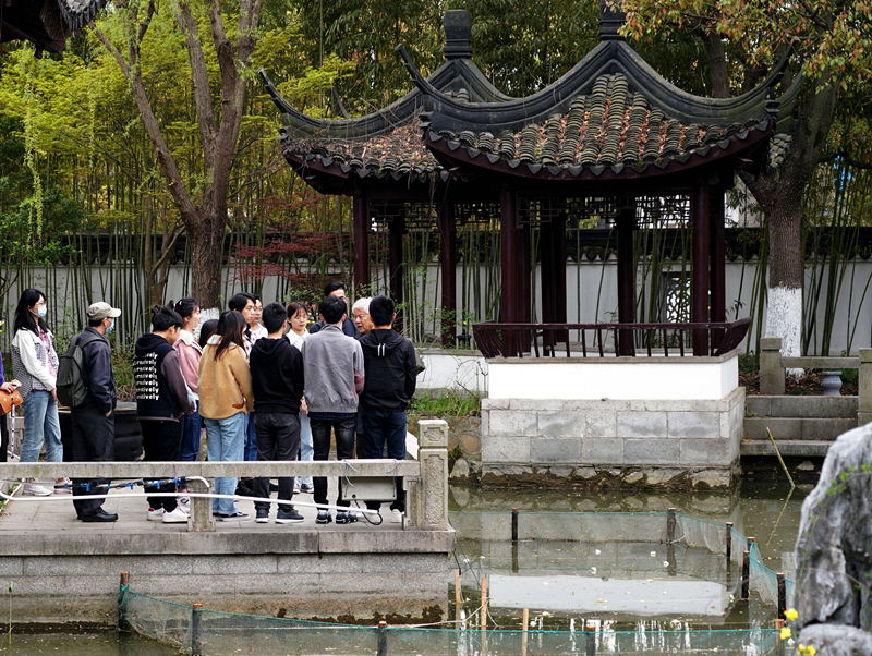 2021年3月30日，在上海交通大學(xué)南蘇園的“微型洱?！迸裕缀Ｄ辖淌跒閷W(xué)生們打造“沉浸式”思政課。