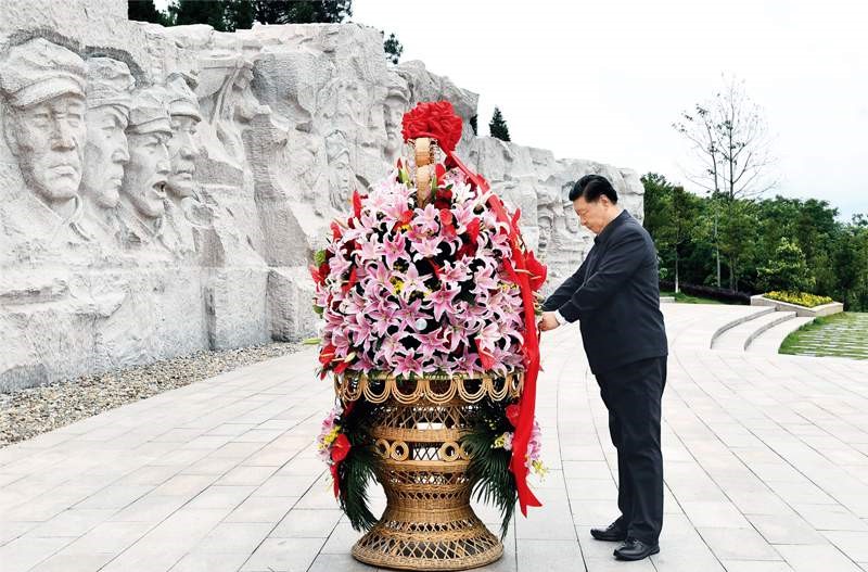2021年4月25日至27日，中共中央總書記、國家主席、中央軍委主席習(xí)近平在廣西考察。這是25日上午，習(xí)近平在位于桂林市全州縣的紅軍長征湘江戰(zhàn)役紀(jì)念園，向湘江戰(zhàn)役紅軍烈士敬獻(xiàn)花籃。 新華社記者 謝環(huán)馳/攝