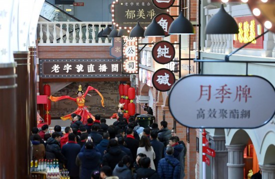 顧客在天津老字號集合店內(nèi)觀看演出。新華社記者 趙子碩 攝