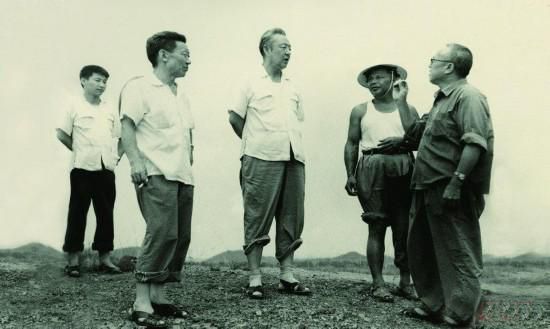 1978年8月，習(xí)仲勛（左三）在廣東惠陽農(nóng)村調(diào)研。在清華大學(xué)讀書的習(xí)近平（左一）利用暑假時(shí)間參加社會實(shí)踐，隨同父親一起下鄉(xiāng)。