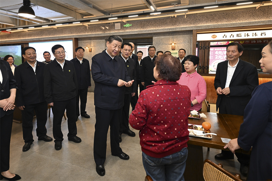 2024年4月22日下午，習(xí)近平在九龍坡區(qū)謝家灣街道民主村社區(qū)考察時(shí)，同正在社區(qū)食堂就餐的群眾親切交流。新華社記者 謝環(huán)馳 攝