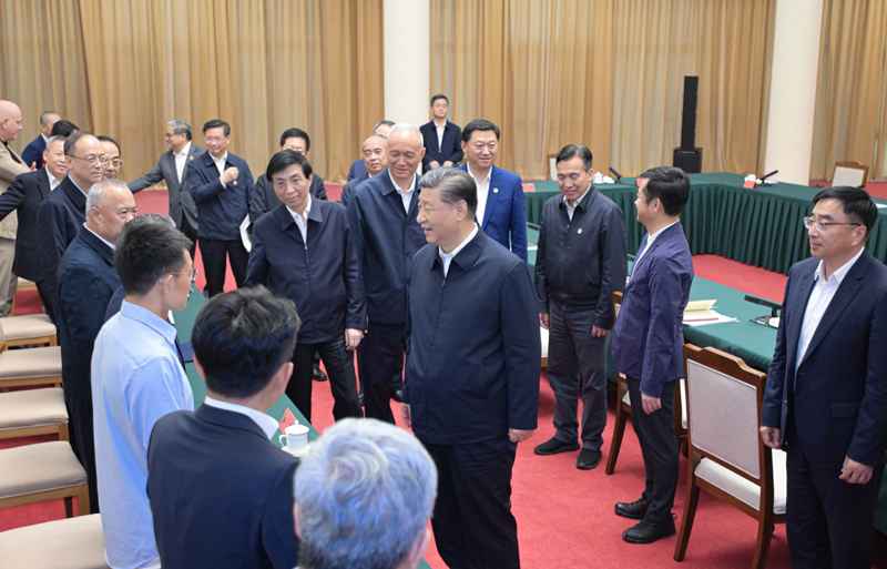 2024年5月23日，習(xí)近平總書記在山東省濟南市主持召開企業(yè)和專家座談會并發(fā)表重要講話。這是總書記同參會的企業(yè)和專家代表親切交流。