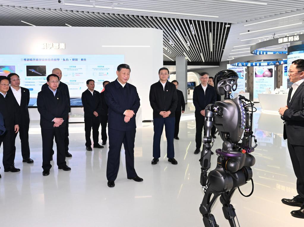 2023年11月28日下午，習(xí)近平在浦東新區(qū)張江科學(xué)城參觀上海科技創(chuàng)新成果展。新華社記者 謝環(huán)馳 攝