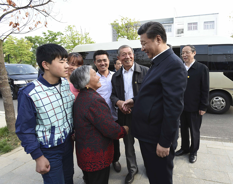 2016年4月25日，習(xí)近平在安徽省滁州市鳳陽縣小崗村看望當(dāng)年大包干帶頭人嚴(yán)金昌（右三）一家。
